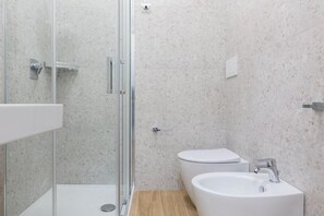 Dusch, hårtork, handdukar och toalettpapper