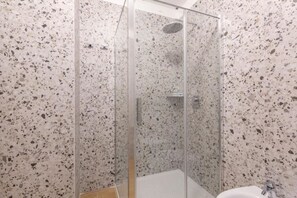 Dusche, Haartrockner, Handtücher, Toilettenpapier