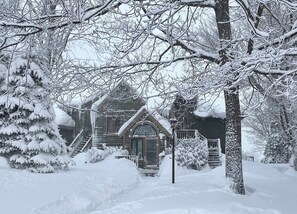 Exterior - NEW! 1st Floor TRUE Ski In/Ski Out 3BR/3BA w A/C, Close to Hiking, Pools & Golf (Hidden Valley)