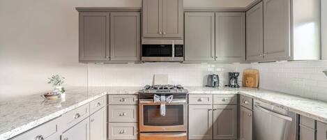 Réfrigérateur, four à micro-ondes, un four, surface de cuisson