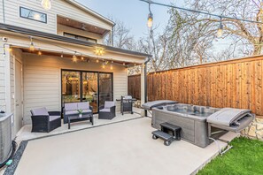 Terrace/patio - Oak Lawn Luxury Stay  - Hot Tub & Arcade near Downtown Dallas (Dallas)