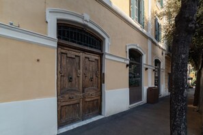 Rakennuksessa on suuri, puinen kaksoisovi ja pieni ikkuna.