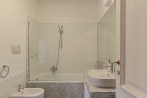 Dusche, Haartrockner, Bidet, Shampoo