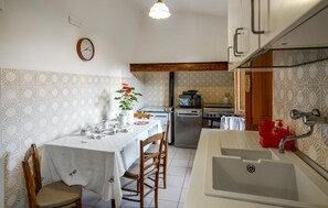 Kühlschrank, Geschirrspüler, Wasserkocher mit Kaffee-/Teezubehör