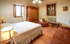 2 bedrooms, iron/ironing board, travel cot, free WiFi