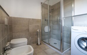 Douche, sèche-cheveux