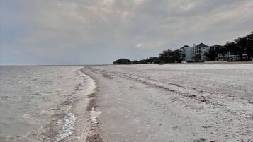 Beach nearby, sun-loungers, beach towels