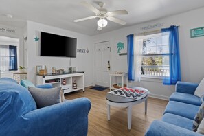 Smart TV, table football, books - Walk2Beach-Playground-Short drive 2JonesPark-Aquarium-Coliseum-Family  Fun. (Gulfport)