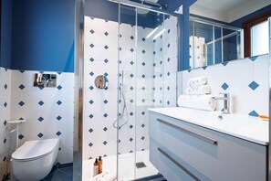 Douche, sèche-cheveux, bidet, serviettes fournies