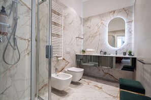 Douche, sĂšche-cheveux, bidet, serviettes fournies
