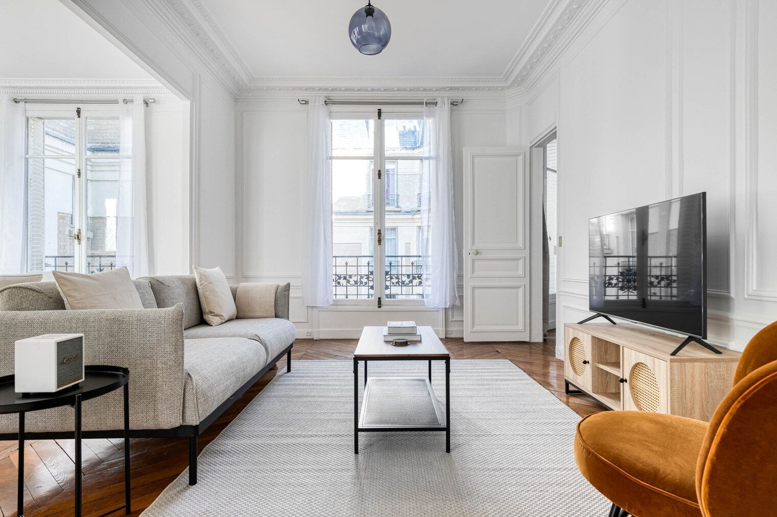 Fernseher, Kamin, Stereoanlage