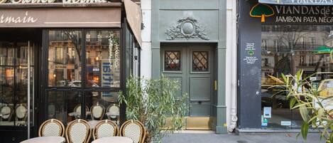 تفاصيل الفندق من الخارج