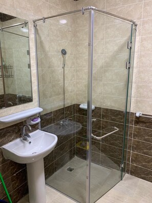 Toallas, jabón, papel de baño 