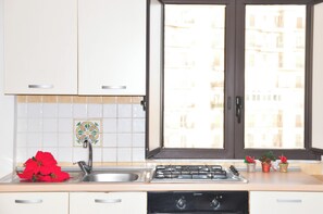 Suite estudio Deluxe, 1 habitación, vista a la montaña | Cocina privada | Refrigerador, microondas, horno y parrilla de estufa 