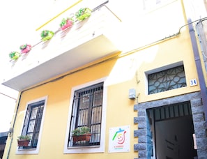 Vista frontal de la propiedad