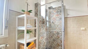 Comfort-Apartment, 2 Schlafzimmer, Terrasse | Badezimmer | Dusche, Haartrockner, Handtücher, Seife