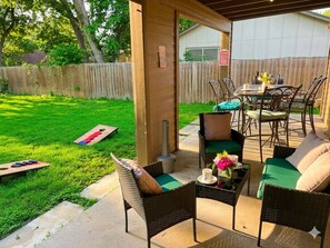 Outdoor dining - Spacious 3BR Family-Friendly, Big Yard, Game Table Near I-35 (Austin)