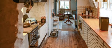 Kylskåp, spishäll, diskmaskin och kaffe- och tebryggare