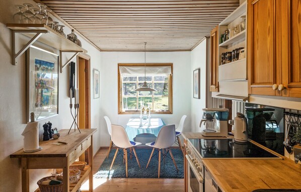 Fridge, oven, stovetop, coffee/tea maker