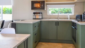 Eine kleine Küche mit Mikrowelle, Toaster und Spüle.