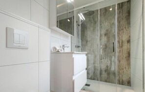 Shower - Beautiful home in Hellendoorn with WiFi (Hellendoorn)