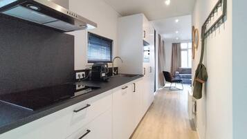 KĂŒhlschrank, GeschirrspĂŒler, Wasserkocher mit Kaffee-/Teezubehör