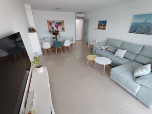 Smart TV - Apartmentvistasconil, penthouse with pool, garden, paddle tennis court and solarium (Conil de la Frontera)