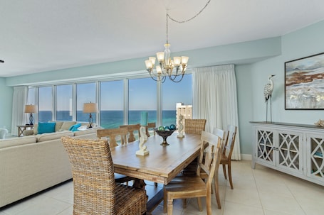 Restaurantes. Location! Location! Location! 3BD/3BTH Beachfront Tops'l Tides 1306