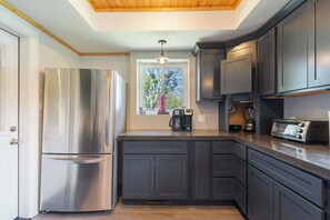 Fridge, microwave, oven, stovetop - Delightful Loon Lake Retreat (Coldwater)