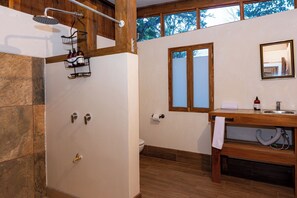 Comfort-Ferienhütte, Terrasse, Gartenblick | Badezimmer | Dusche, Handtücher