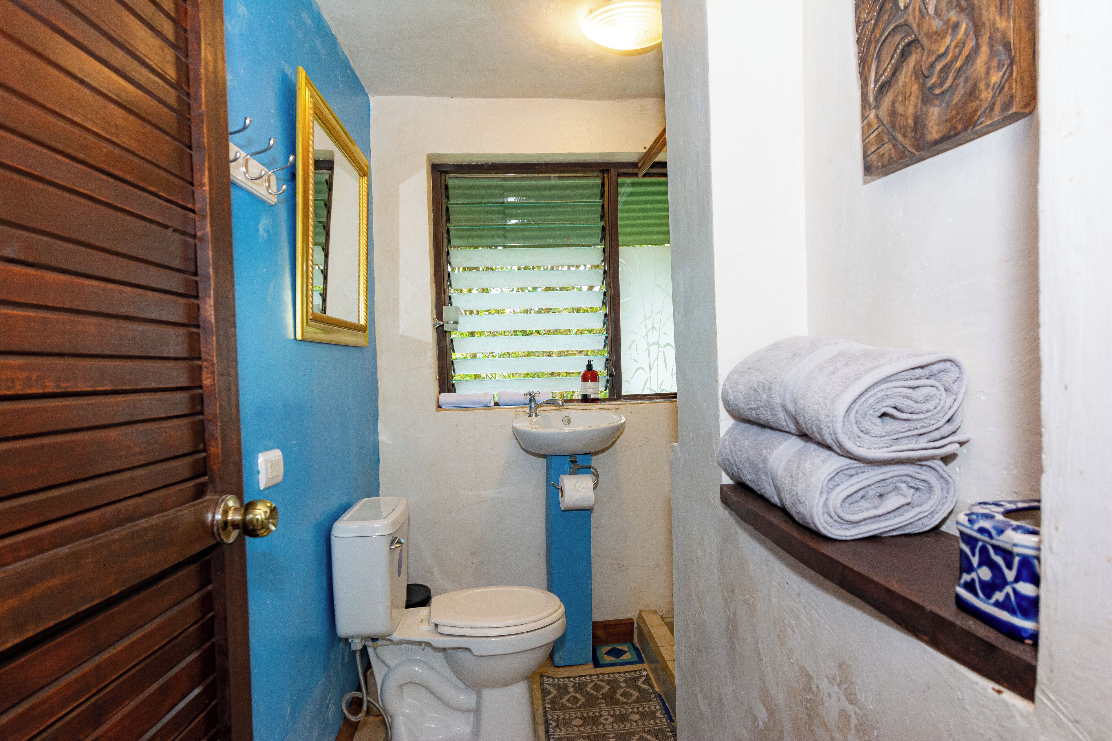 Apartamento Confort, patio, vistas a la montaña | Baño | Ducha y toallas