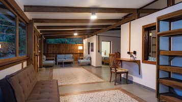 Cabaña Confort, patio, vista al jardín | Área de sala de estar