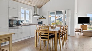 Kaffetrakter/tekoker, kjøleskap, mikrobølgeovn og kokeplater