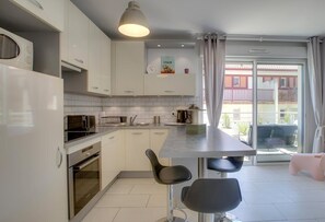 Kylskåp, mikrovågsugn, ugn och diskmaskin