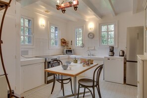 Fridge, microwave, oven, dishwasher - Seignosse Bourg, family villa with swimming pool (SEIGNOSSE)