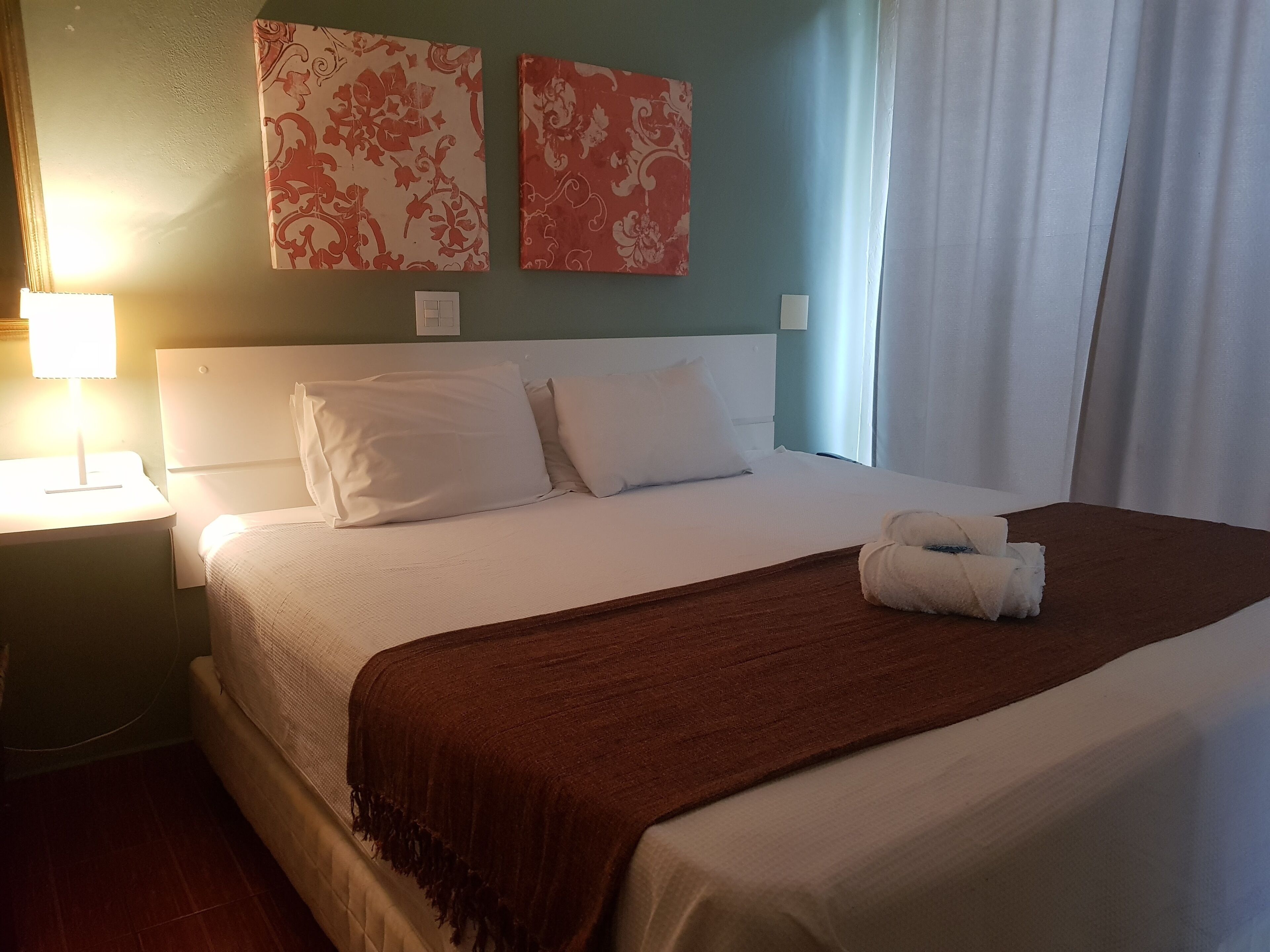 Quarto casal superior, 1 cama King, para não fumantes, banheiro privativo | Opções para refeição no quarto