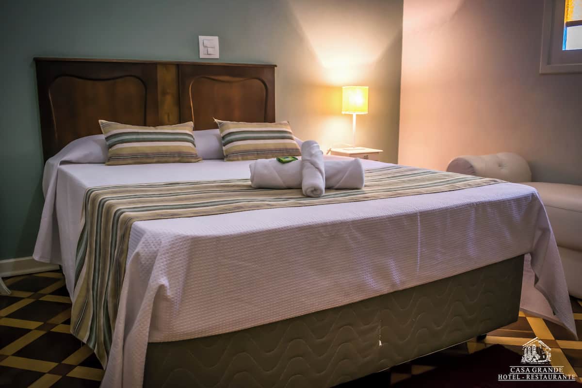 Deluxe Double Room, Garden View | In-room dining