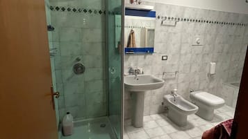 Dusche, Haartrockner, Bidet, Handtücher