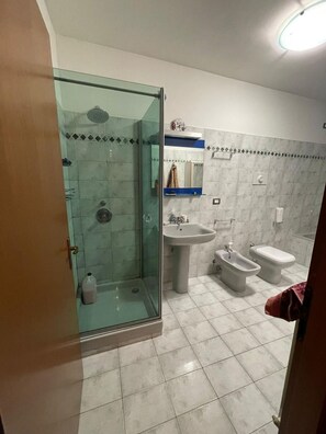 Shower, hair dryer, bidet, towels - Two-story villa with private pool in residence near Milan fairgrounds (Cascina Faustina)