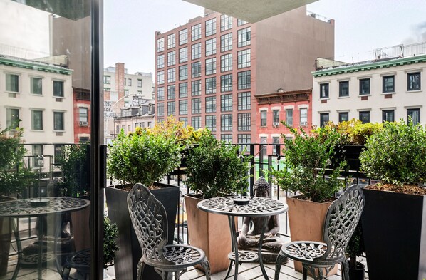 Outdoor dining - Charming 2-bedroom apartment with AC, WiFi in enjoyable New York (New York)