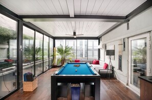 Game room - Charming 2-bedroom apartment with AC, WiFi in enjoyable New York (New York)