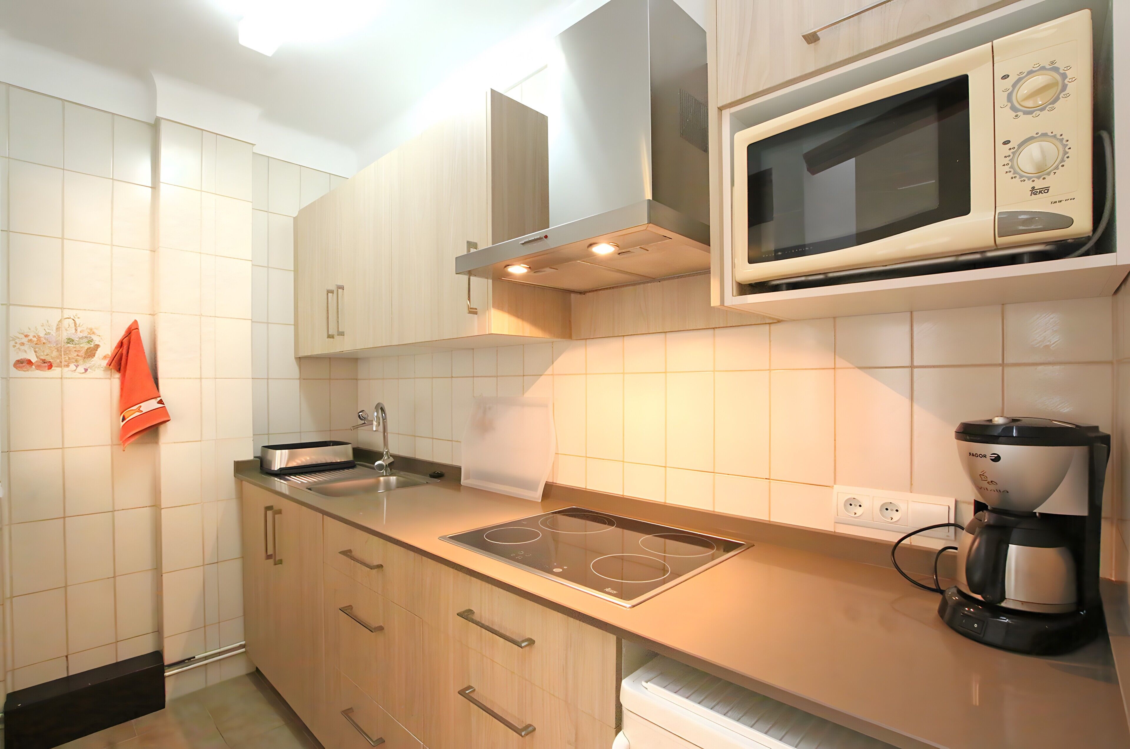 Kühlschrank, Mikrowelle, Herdplatte, Wasserkocher mit Kaffee-/Teezubehör