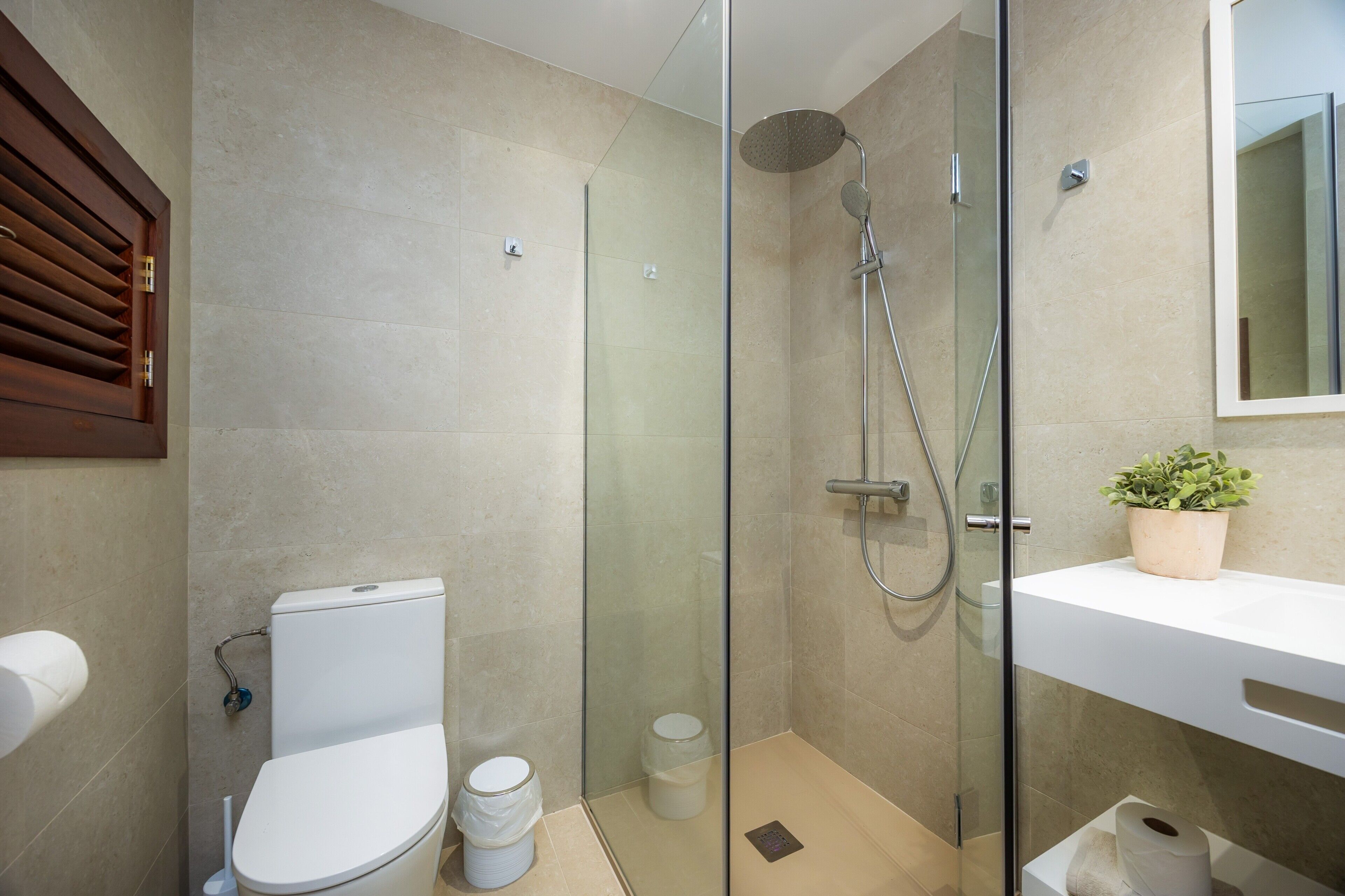 Een douche, handdoeken