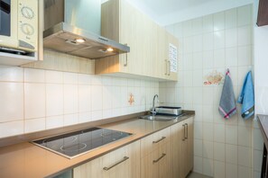 Een koelkast, een microgolfoven, een koffiezetapparaat/waterkoker