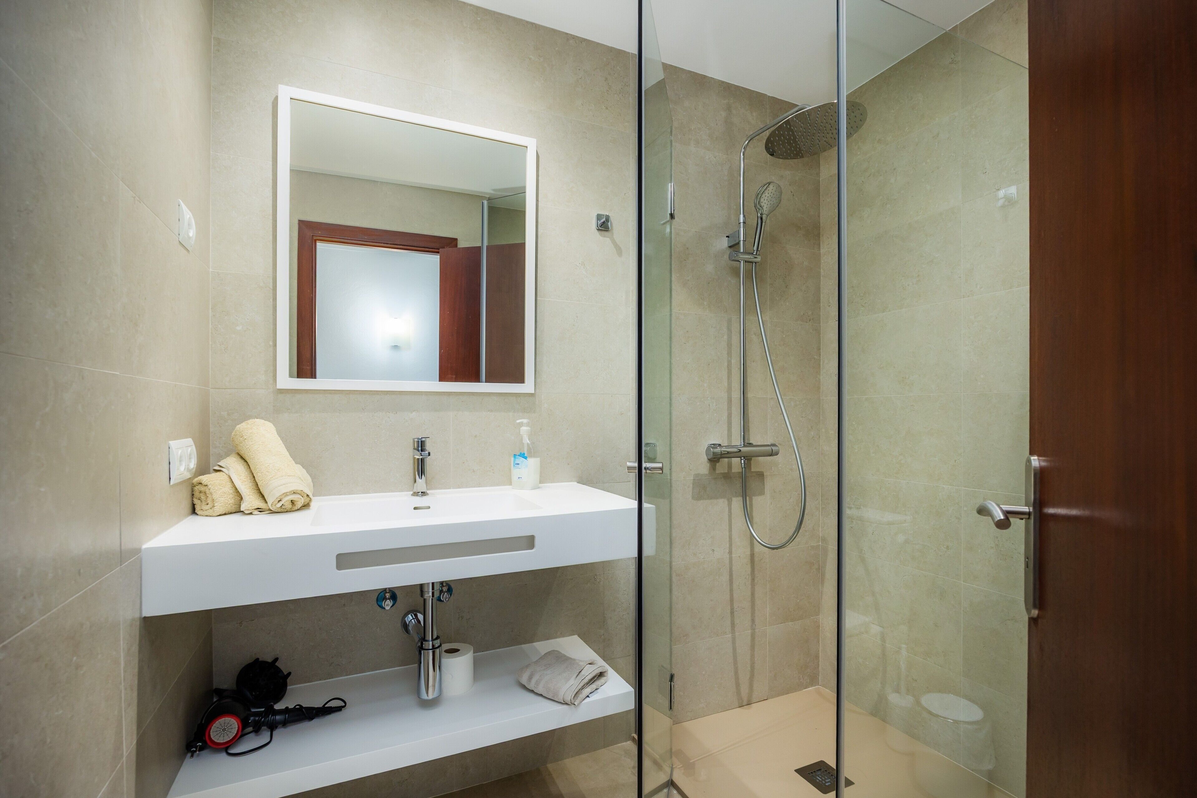 Een douche, handdoeken