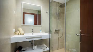 Een douche, handdoeken