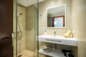 Een douche, een haardroger, handdoeken