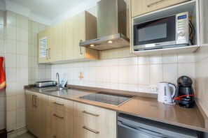 Refrigerador, microondas, parrilla de estufa y cafetera y tetera 