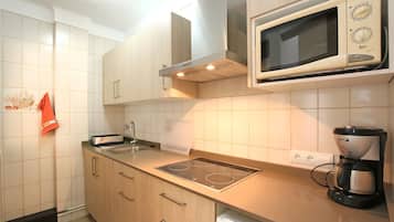 Réfrigérateur, micro-ondes, plaque de cuisson, cafetiÚre/bouilloire