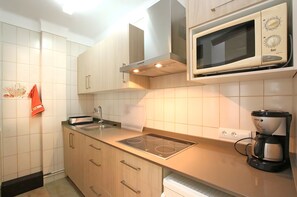 Refrigerador, microondas, parrilla de estufa y cafetera y tetera 
